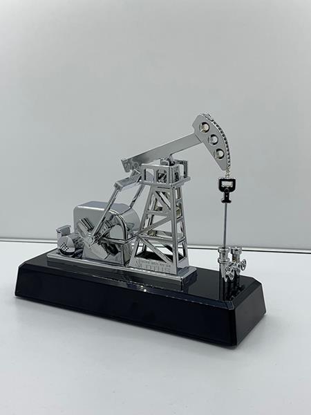 Masa Üstü Plaket Petrol Pompası Hareketli Siyah Abs 26x22x9cm 2 Adet Kalem Pille Çalışır Maket